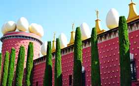 Das bunte Museum von Salvador Dalí liegt ca. 60 km entfernt in der Pyrenäen-Stadt Figueras. - Foto: juliacasado1 - pixabay.com